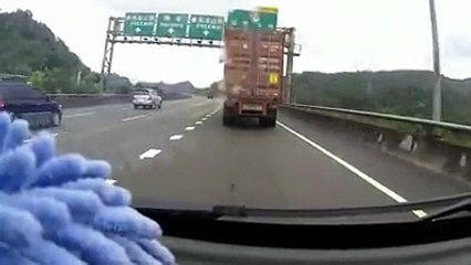 xe rơi xuống vực thẳm