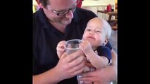 طفل يشرب الماء لاول مرة
