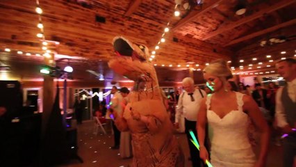 Cette mariée prend son pied sur la piste de danse avec dinosaure !