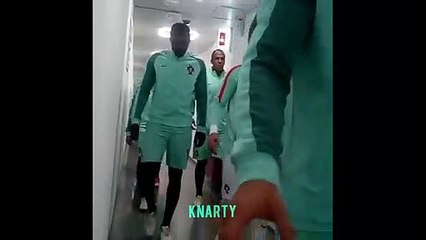 رونالدو يداعب فتاة صغيرة ويحاول خطف هاتفها