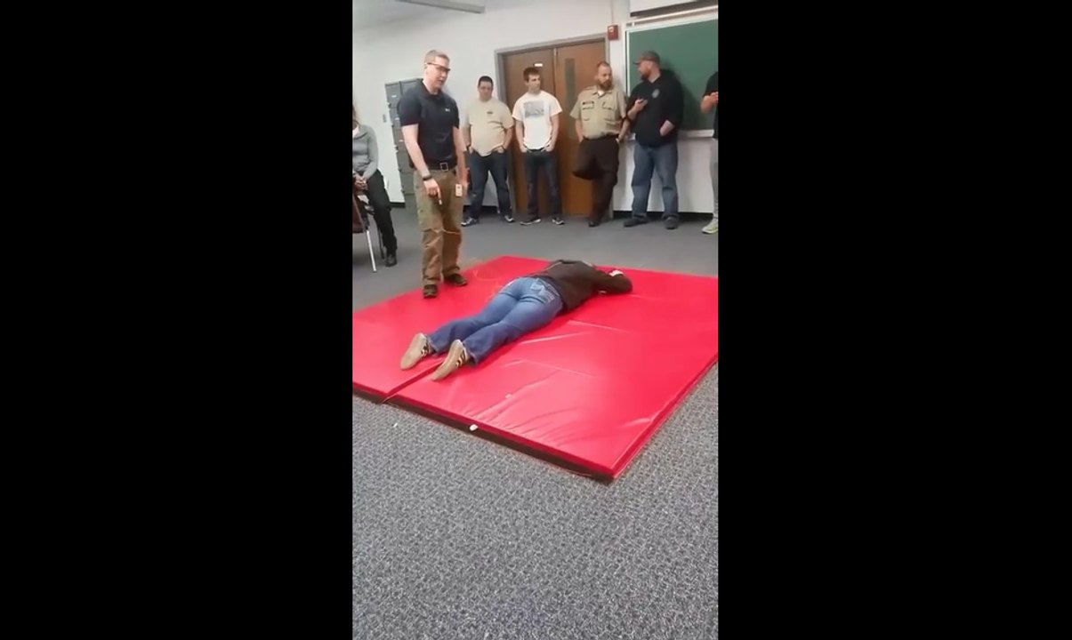 Cette femme lâche un pet au moment ou elle se fait taser.