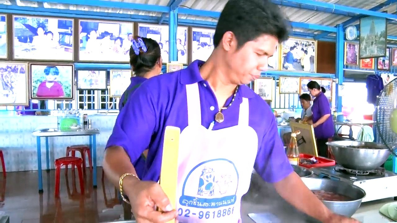 ตลาดสดสนามเป้า 5 เม.ย.58 ["แก๊ป-ธนเวทย์" บุกล้วงสูตรก๋วยเตี๋ยวเรือแซบเว่อร์] 2-4