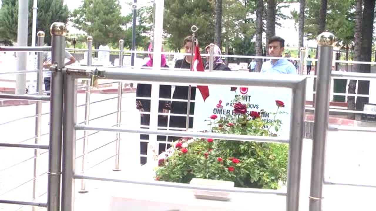 Şehit Halisdemir'in Kabrine Bayram Ziyareti