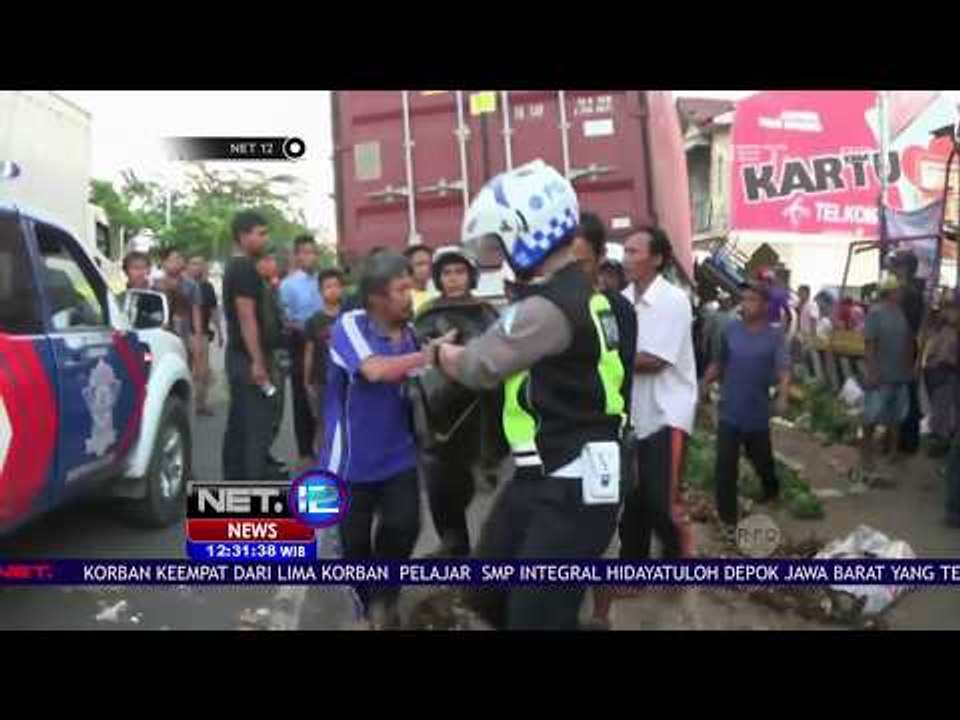Truk Kontainer Tabrak Pasar - NET12