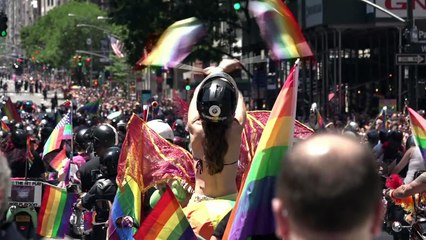 Parada Gay em Nova York tem protesto contra Trump