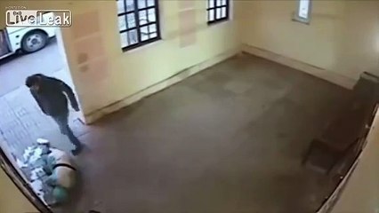 Un homme frappe une femme en pleine rue, mais il va rapidement le regretter!