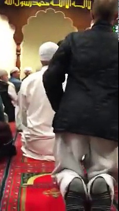 برطانیہ میں ایک امام مسجد نے ووٹنگ کے ذریعہ عید...