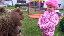Niños para y masha oso de muñecos de dibujos animados se convirtió en un pequeño juguete en ruso