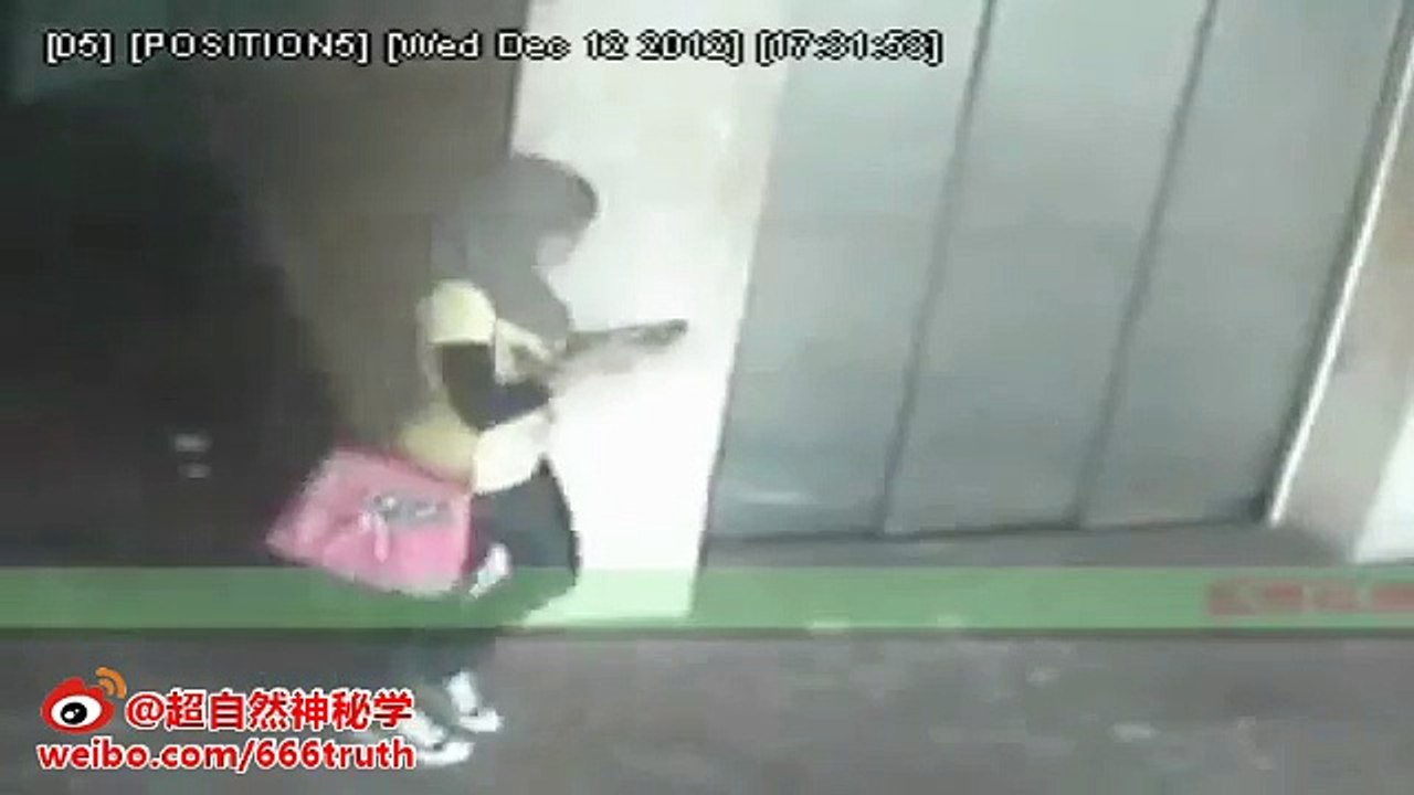 電梯門前的詭異黑影