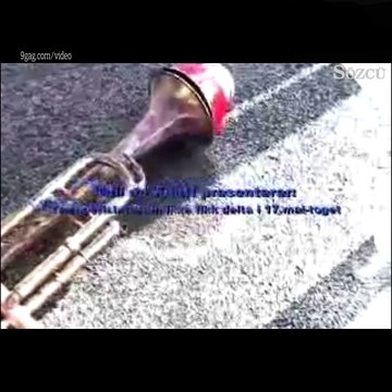 Trompetçi geçit törenini şakaladı