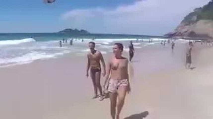 4 jongleurs sur la plage dont un exceptionnel !