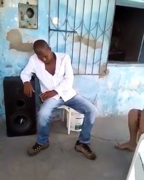 Ils réveillent leur pote bourré à coup de pétards...