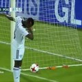 Le gros DAB de Pogba en rentrant dans les buts pendant un match caritatif