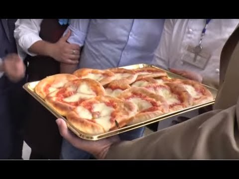 Napoli - La pizzetta di Moccia approda all'Aeroporto di Capodichino (20.06.17)