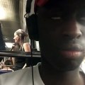 Une femme perchée chante dans le métro