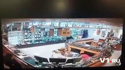 Choc Un policier prend une balle dans la tête pendant une course poursuite et survit