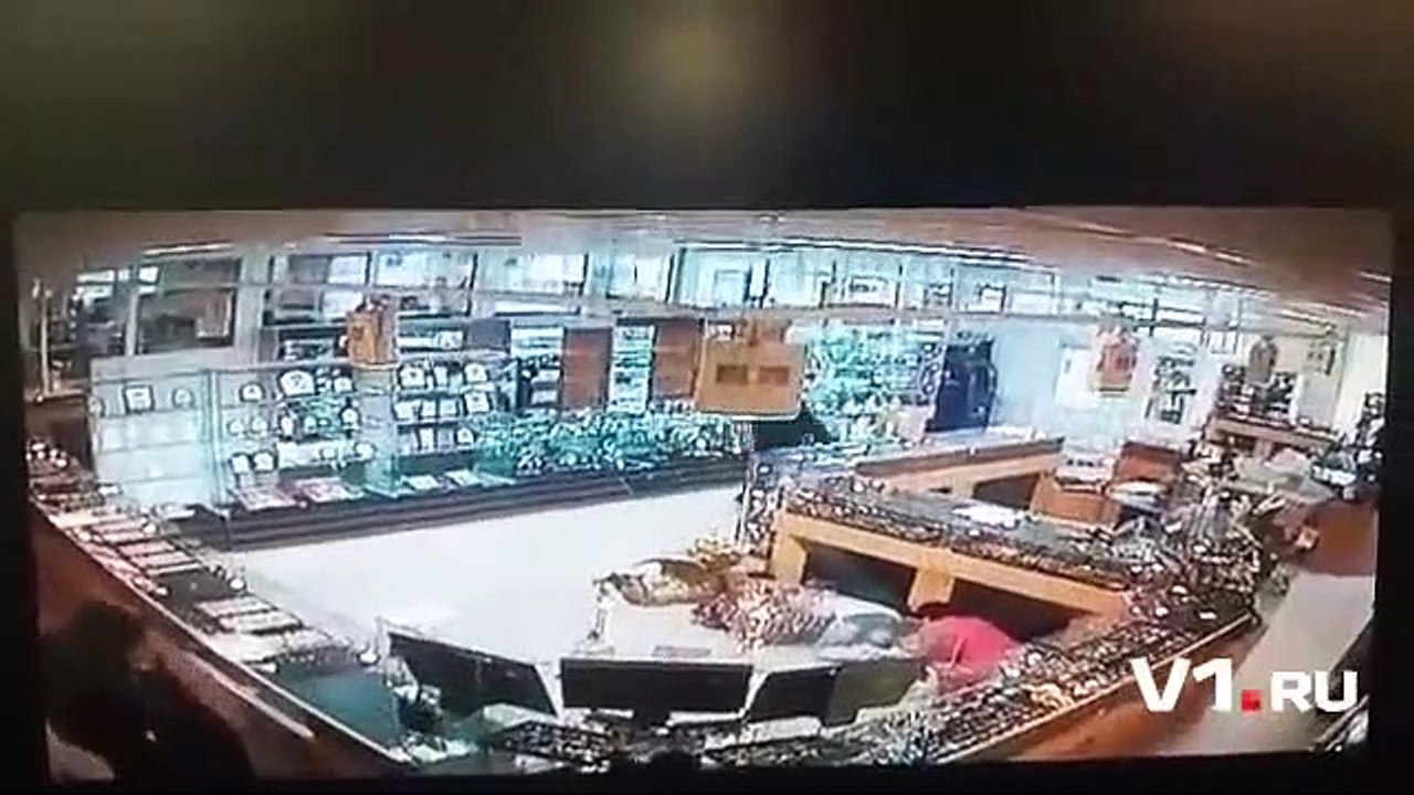 Choc Un policier prend une balle dans la tête pendant une course poursuite et survit