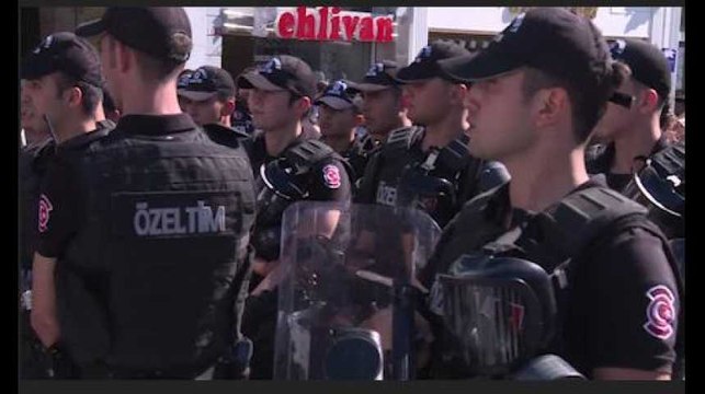 En Turquie, la police empêche aux manifestants de participer à la Gay Pride