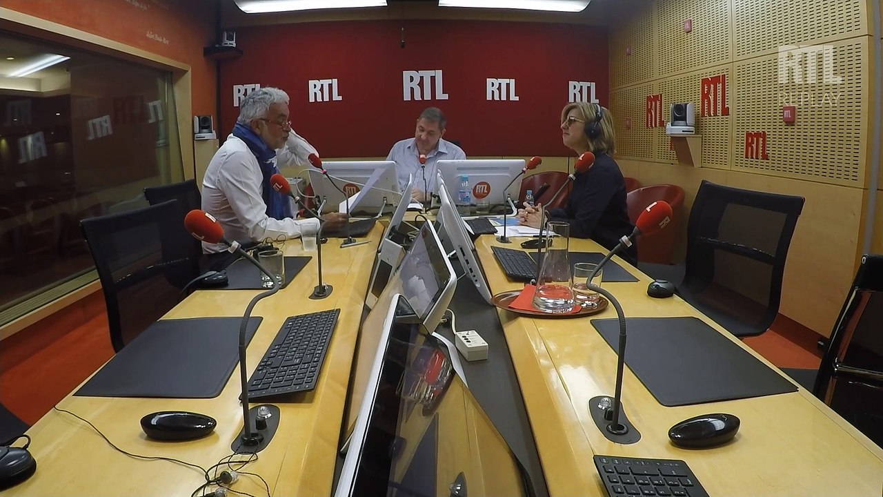 "Avec mes claquettes-chaussettes, l'été sera chicos", s'amuse Pascal Praud