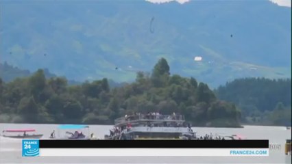 لحظة غرق مركب سياحي في كولومبيا