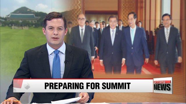 President Moon holds meeting with former diplomats to U.S. for advice ahead of summit