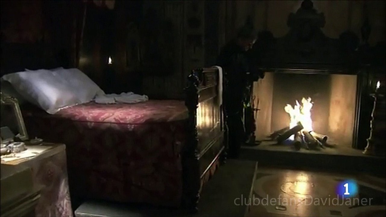 AGUILA ROJA ENTRA HABITACION DEL COMISARIO ESCENA 34