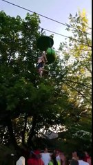 Une fillette sauvée d'une attraction en panne par des touristes !