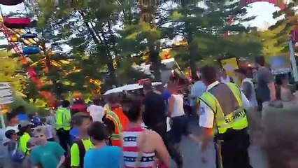Une adolescente rattrapée par la foule depuis un manège