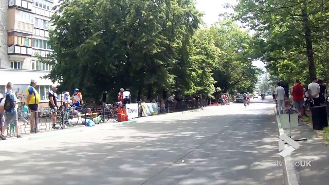 Collision au ralenti en course de vélo.... RIDICULE FAIL