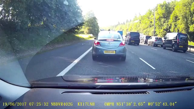 Le conducteur d’une Mercedes veut gagner du temps dans les bouchons