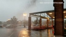 Une tornade ravage un centre commercial en quelques secondes !