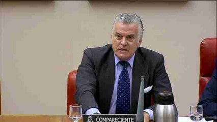 Bárcenas no contesta y rebate preguntas de los diputados