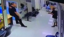 Un policier fait un câlin à un homme menaçant