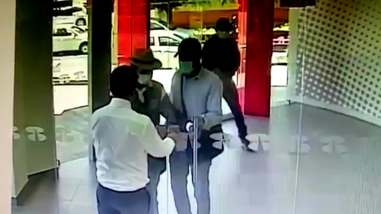 Trois braqueurs repartent sans même entrer dans la banque