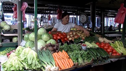 Mjekët: Mënjanoni ushqimet e rënda dhe qëndrimin në diell