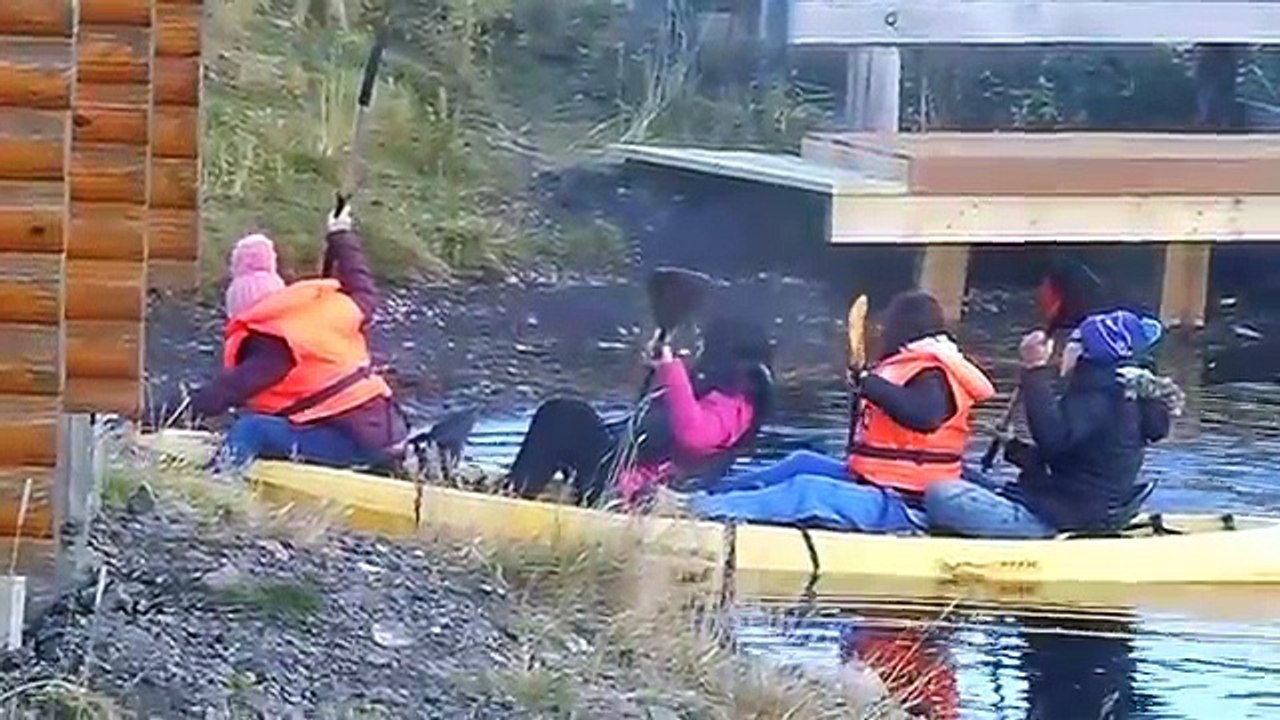 Des touristes chinois ont du mal à quitter la rive avec leur kayak (Islande)