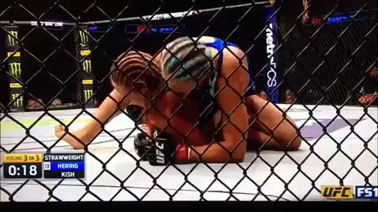 Lutadora faz demasiada força durante o combate e BORRA-SE toda