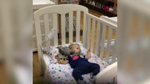 Ce papa a trouvé comment faire dormir bébé pendant les courses! ahaha