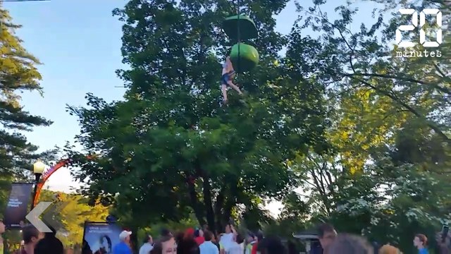 Bloquée dans un manège, elle doit sauter pour s'échapper - Le Rewind du lundi 26 Juin 2017