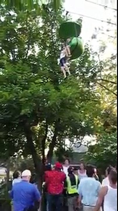 Accrochée à un manège à 6 mètres de hauteur, elle est rattrapée par la foule