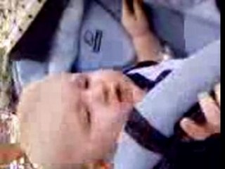 Quentin goute le fromage de chèvre local