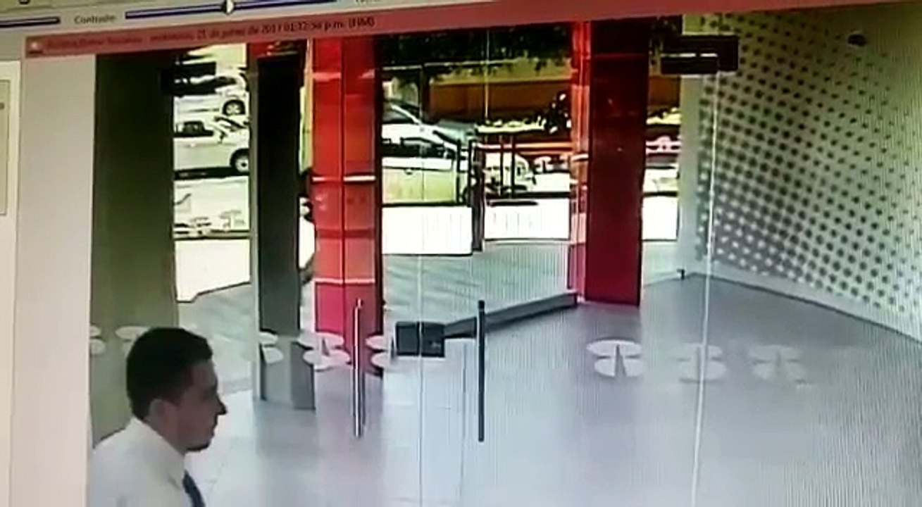 Empleado cierra la puerta a tiempo e impide asalto bancario en Guadalajara