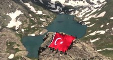İkiyaka Dağları'nı Teröristlerden Temizleyen Mehmetçik Dev Türk Bayrağı Açtı