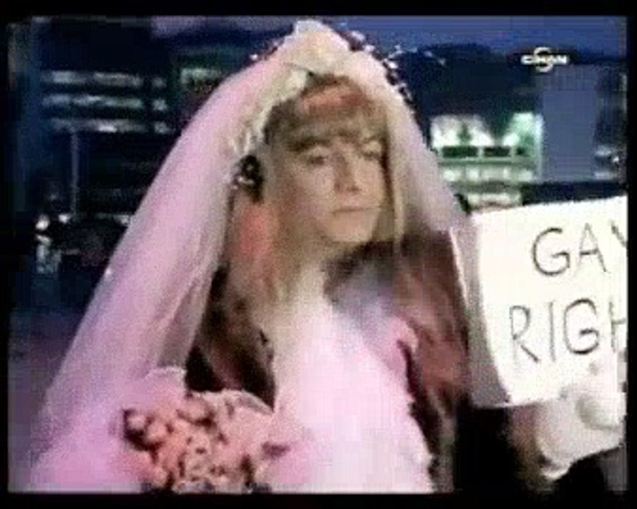 Nedim Uzun'un 2005'te Taksim'de Gelinlikle Yaptığı Eylem