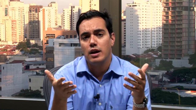 Mercado de Dólar fecha em forte queda, cotado a R$3.30, puxado pela forte que das taxas de juros.