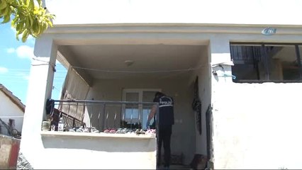 Balkonda Oturan Kadın, Duvarda Asılı Tüfek Düşünce Boynundan Vuruldu