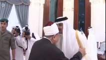 شاهد.. أمير قطر يقبل رأس القرضاوي خلال عيد الفطر
