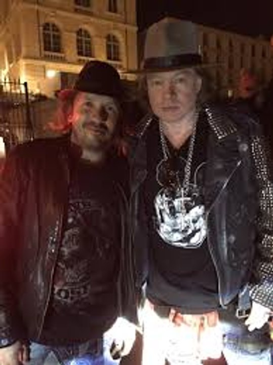 Axl Rose jokes about Bon Jovi with Fans in Marseille after AC-DC stade velodrome 13 05 2016