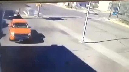 Sarhoş Sürücü Direğe Defalarca Çarptı
