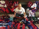 Tiene casi 300 playeras de su equipo favorito